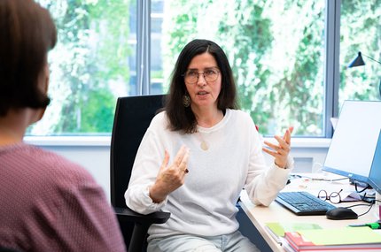 S.9-2022-05-Schuberth_Helene-Leiterin-Referat-Volkswirtschaft-Büro-im-Gespräch(c)ÖGB_ElisabethMandl.jpg
