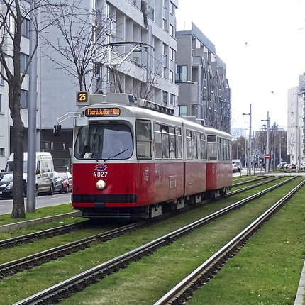 S.4a Straßenbahn Grünstrecke ueb c) Thomas Metzner.jpg