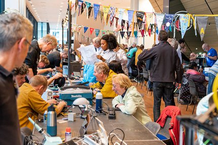 13_RepairCafe_© Repair Café International Foundation_Martin Waalboer.jpg